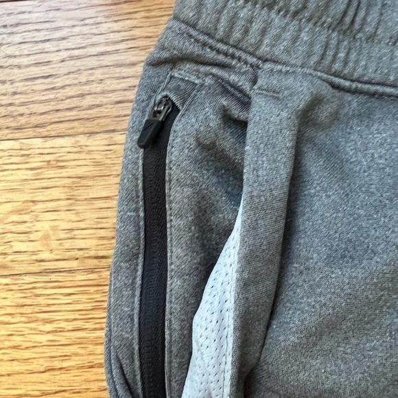 Old Navy Mens Grey Tapered Joggers Size Medium with Zipper Pockets - Picture 2 of 4